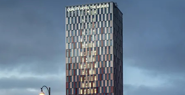 Fasaden består av smala höga partier av glas och fasadplåt i olika nyanser från mörka koppartoner till ofärgad metall. Mot toppen av tornet tonar färgen ur för att fånga upp himmelsfärgen.